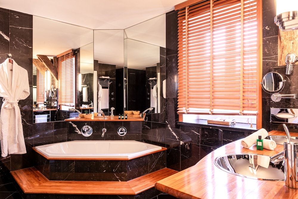 L'Hôtel de Beaune Deluxe Room 4