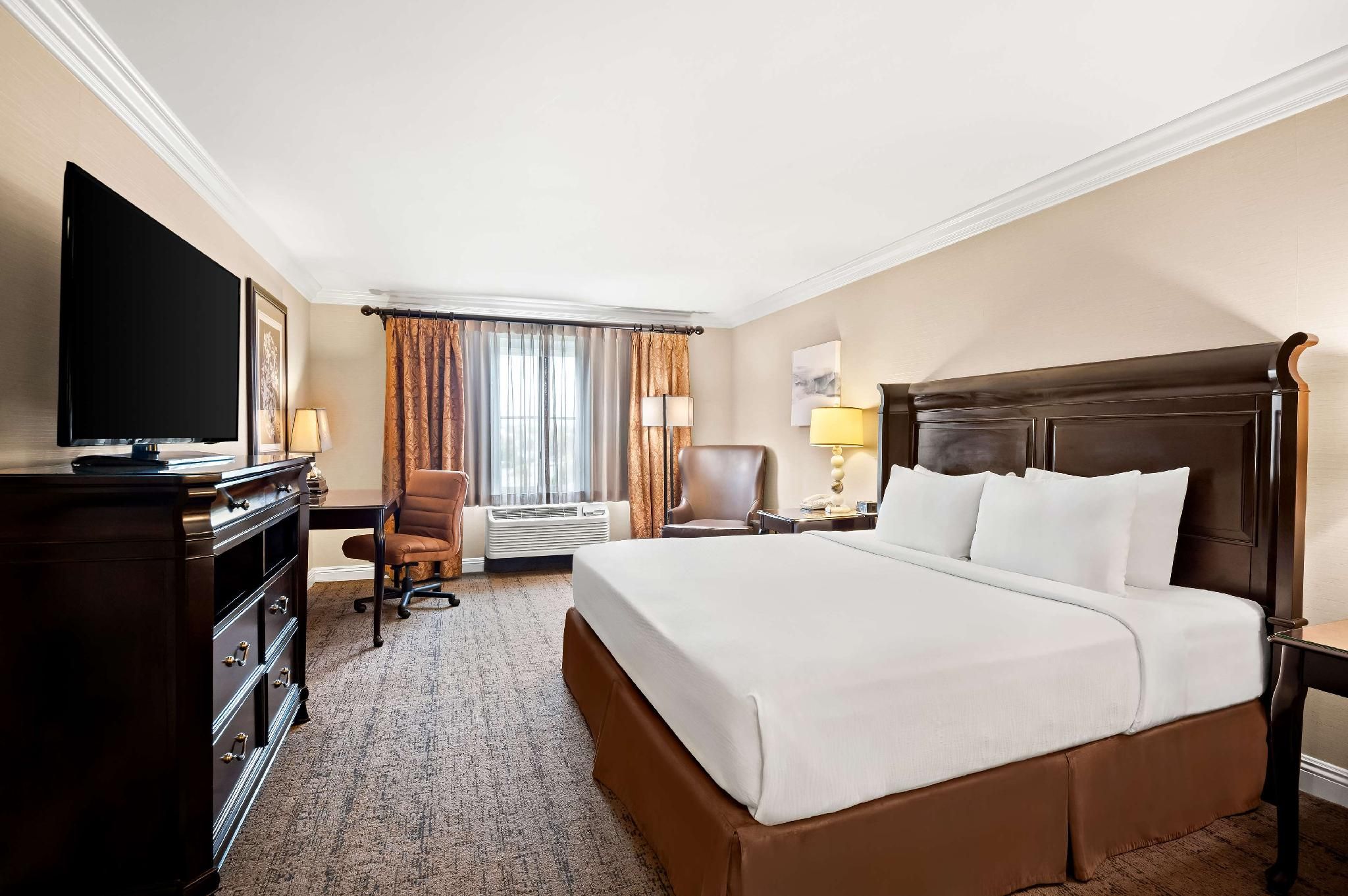 1 King Bed, Nonsmoking