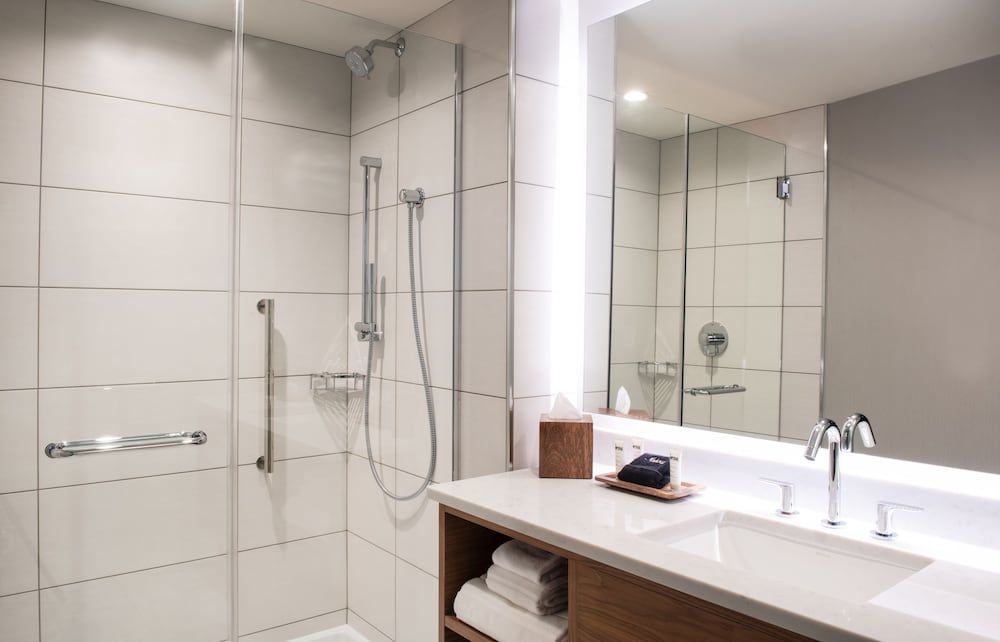 The Charter Hotel Seattle, Curio Collection by Hilton Room, 1 King Bed 4