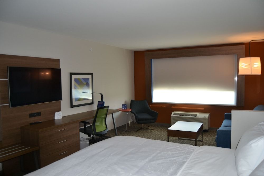 Suite, 1 King Bed with Sofa bed, Accessible (Comm)