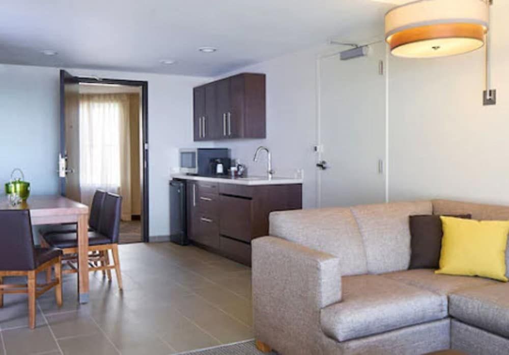 Suite, 1 Bedroom, Partial Ocean View (King)