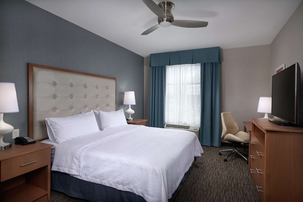 Suite, 1 King Bed, Accessible, Bathtub