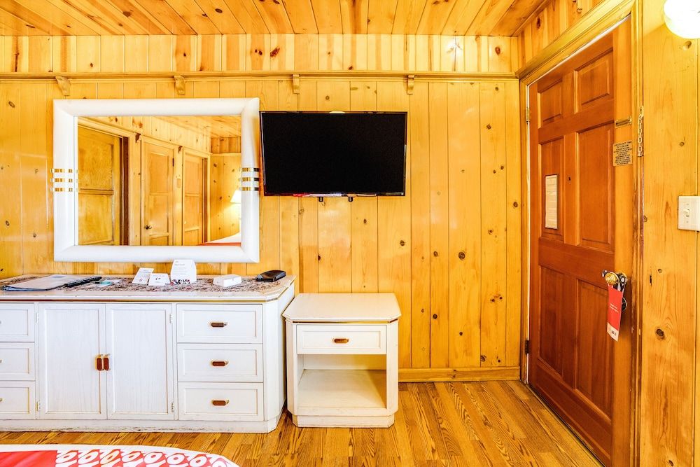 The Kern Lodge Studio with Kitchen 8