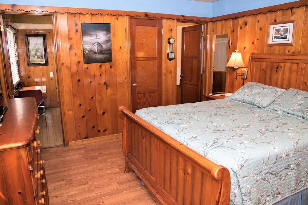 The Kern Lodge Studio with Kitchen 4