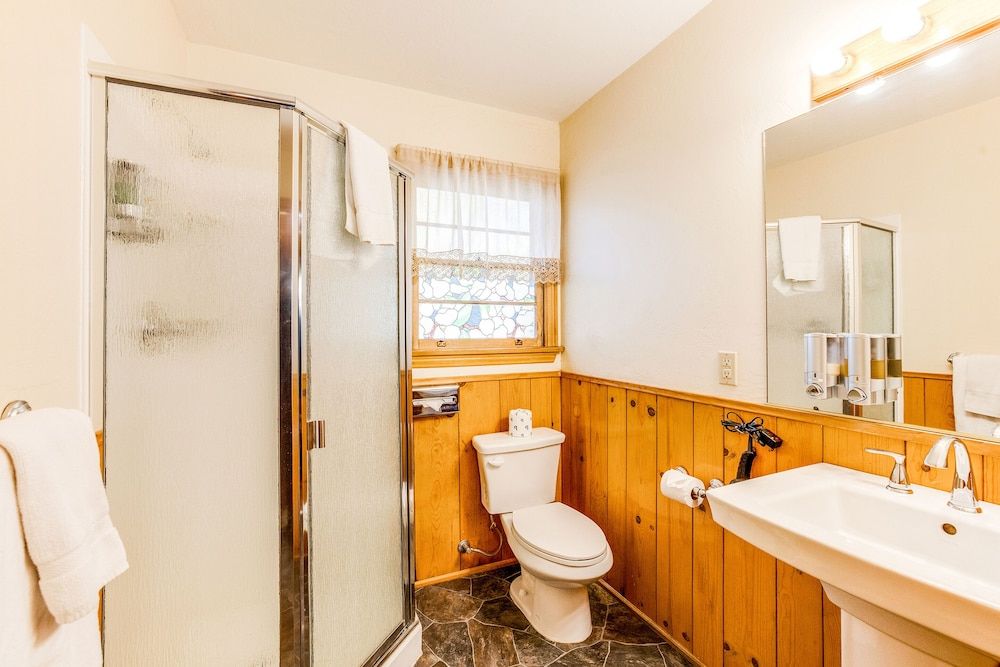 The Kern Lodge Studio with Kitchen 6