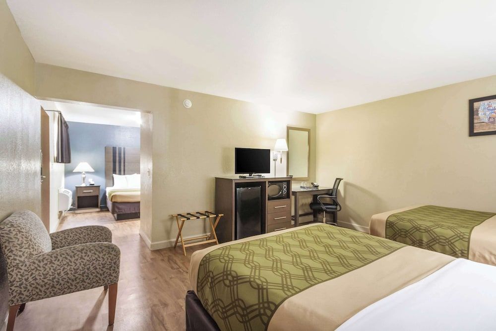 Suite, Multiple Beds, Non Smoking (3 Double Beds)