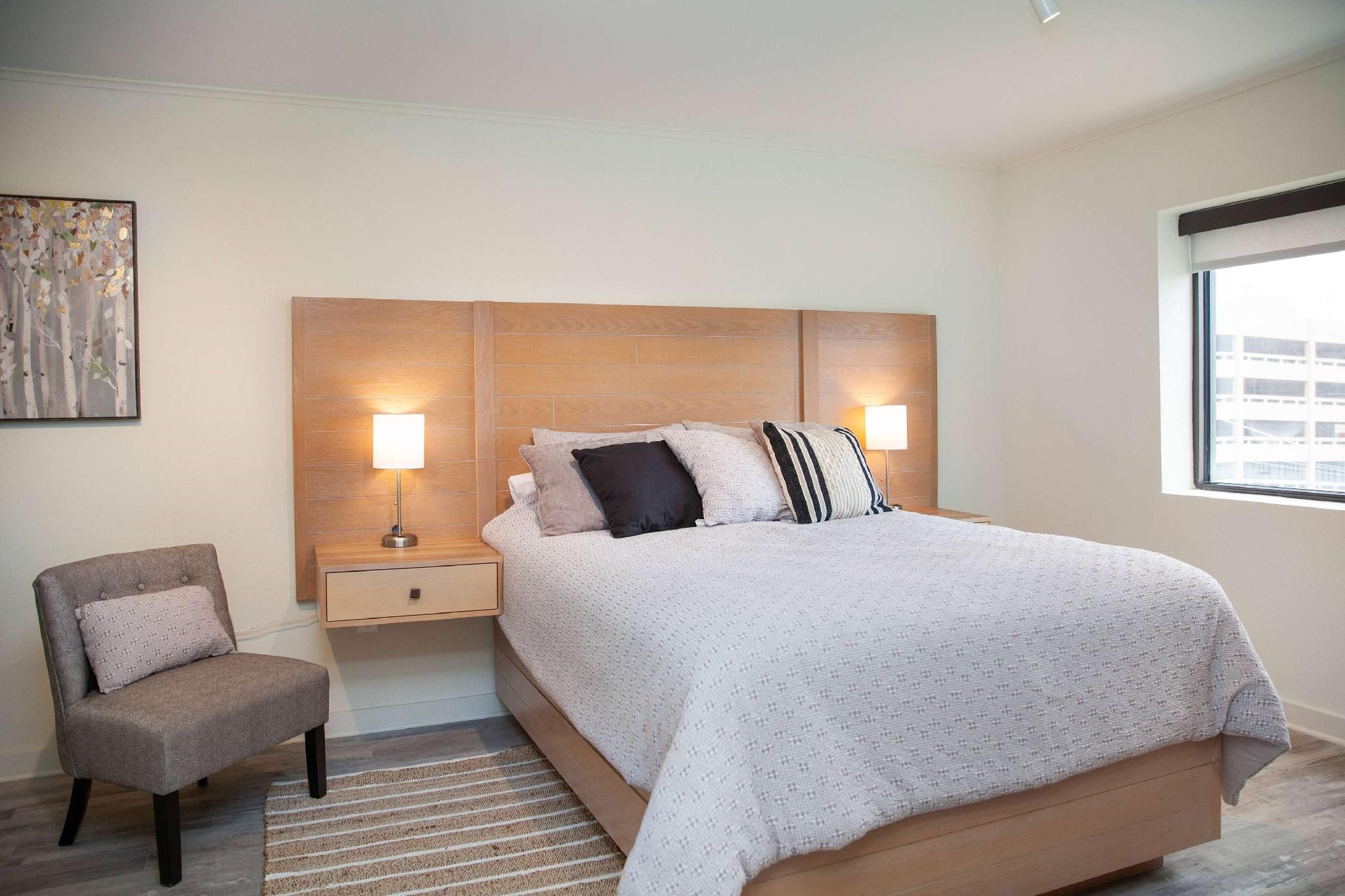 1 Queen Bed, Deluxe Suite, Pool View, Non-Smoking
