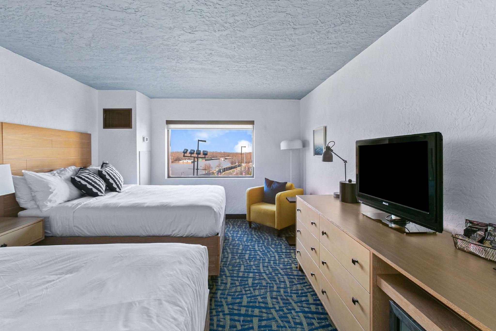 2 Queen Beds, Pool View, Non-Smoking