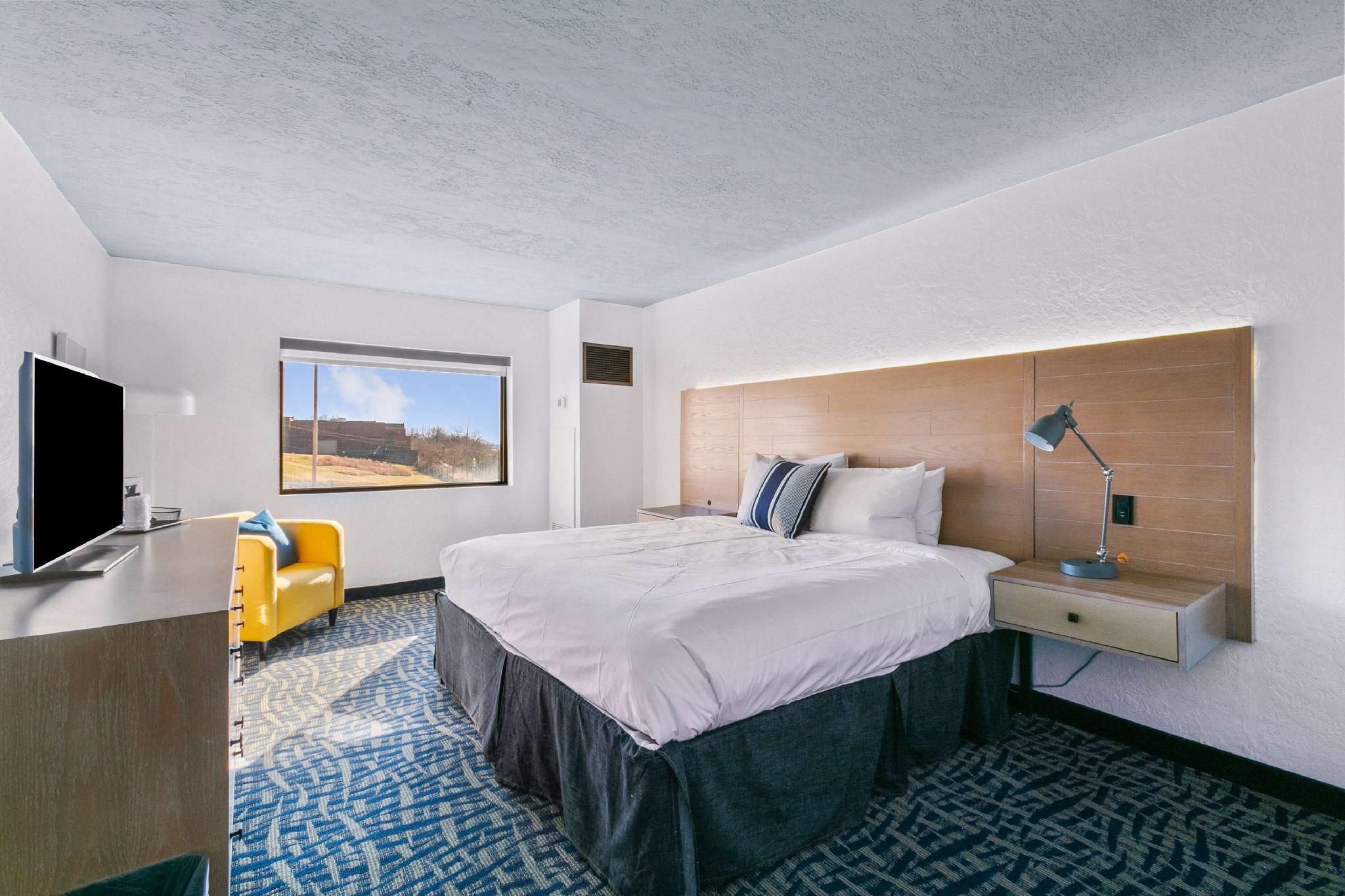 1 King Bed, Non-Smoking