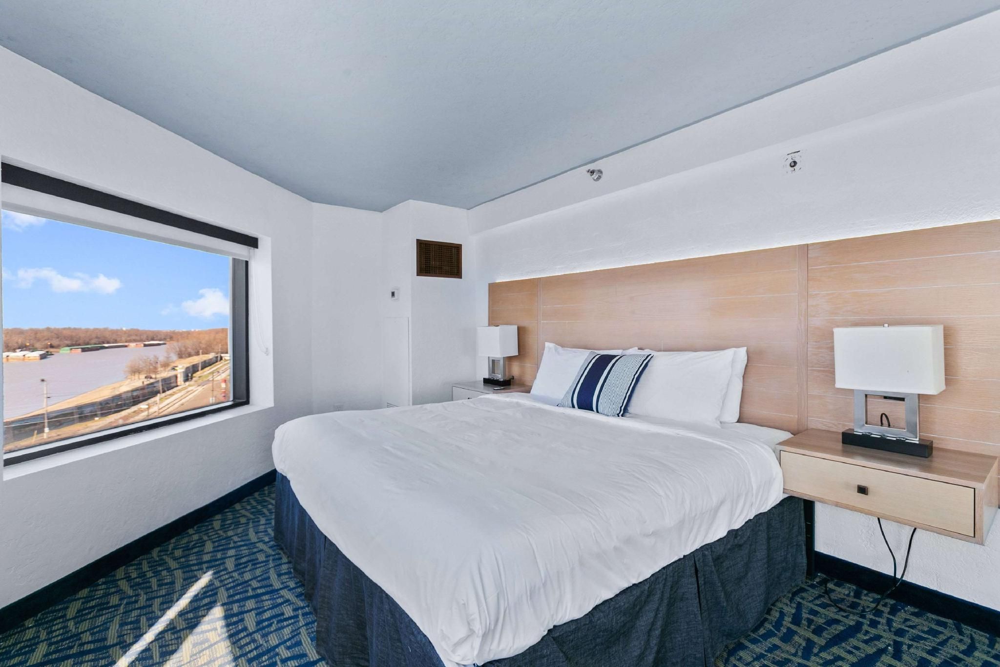 1 King Bed, River View, Non-Smoking