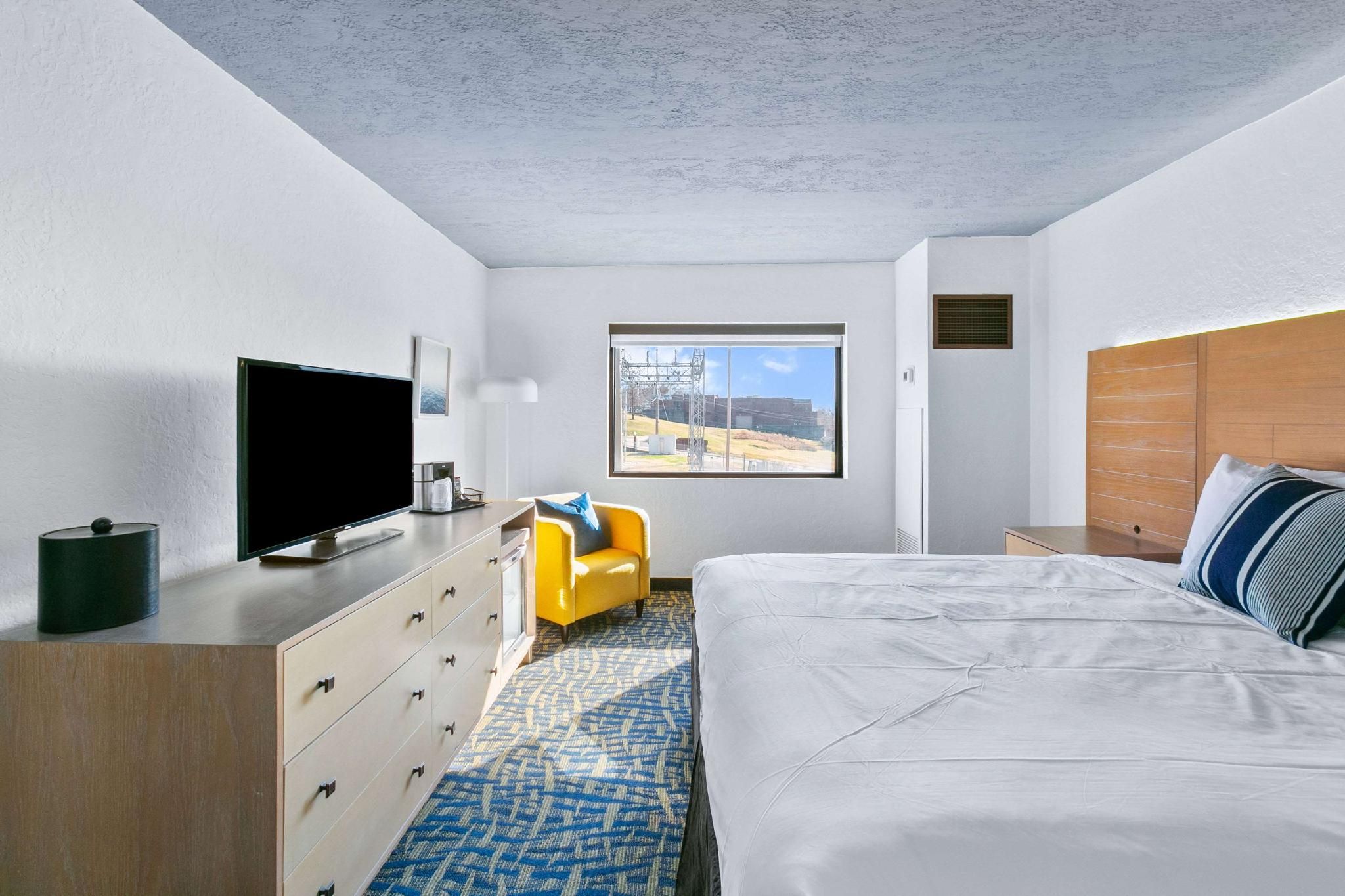 1 King Bed, Mobility/Hearing Accessible Room, Bathtub w/ Grab Bars, Non-Smoking