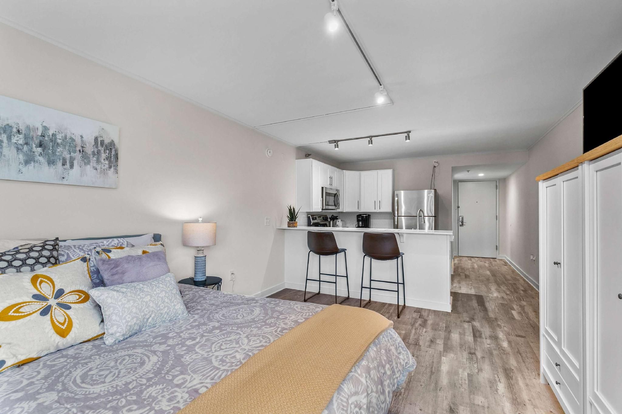 1 Queen Bed, Suite, Pool View, Non-Smoking