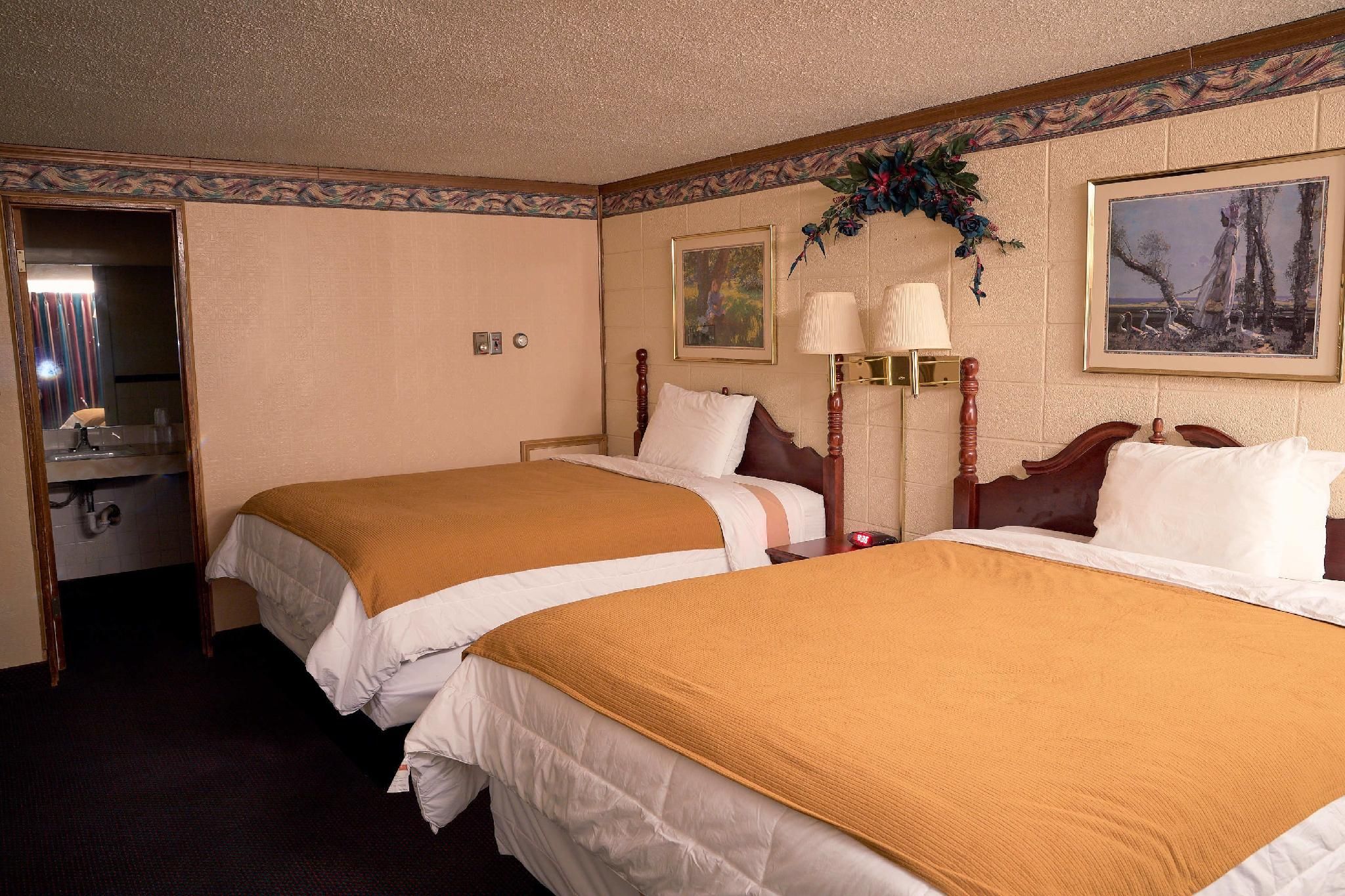 South Wind Inn Queen Room with Two Queen Beds