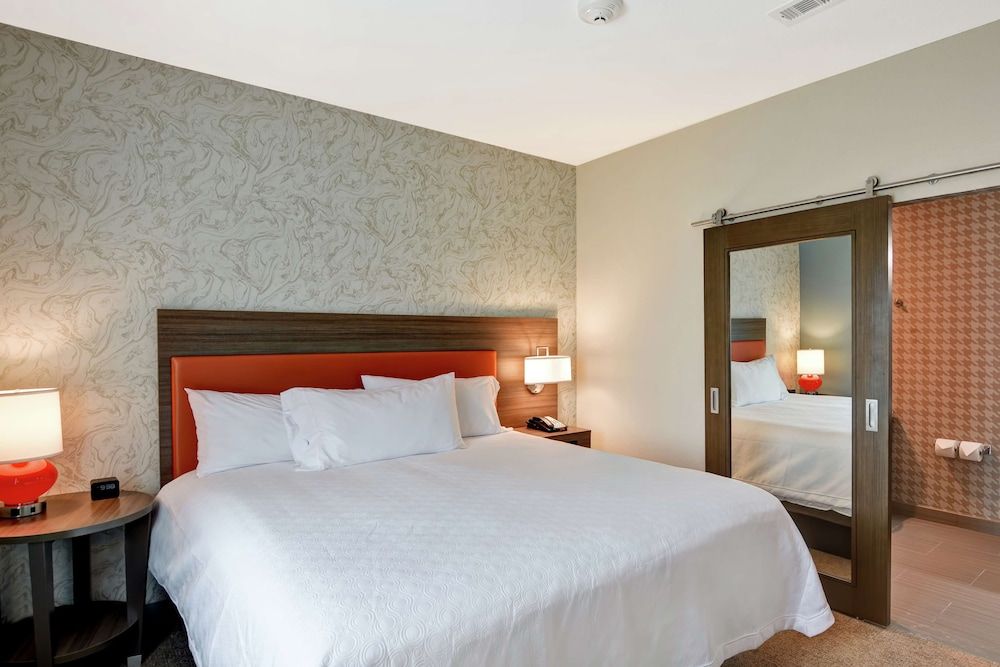 Suite, 1 King Bed, Accessible, Bathtub
