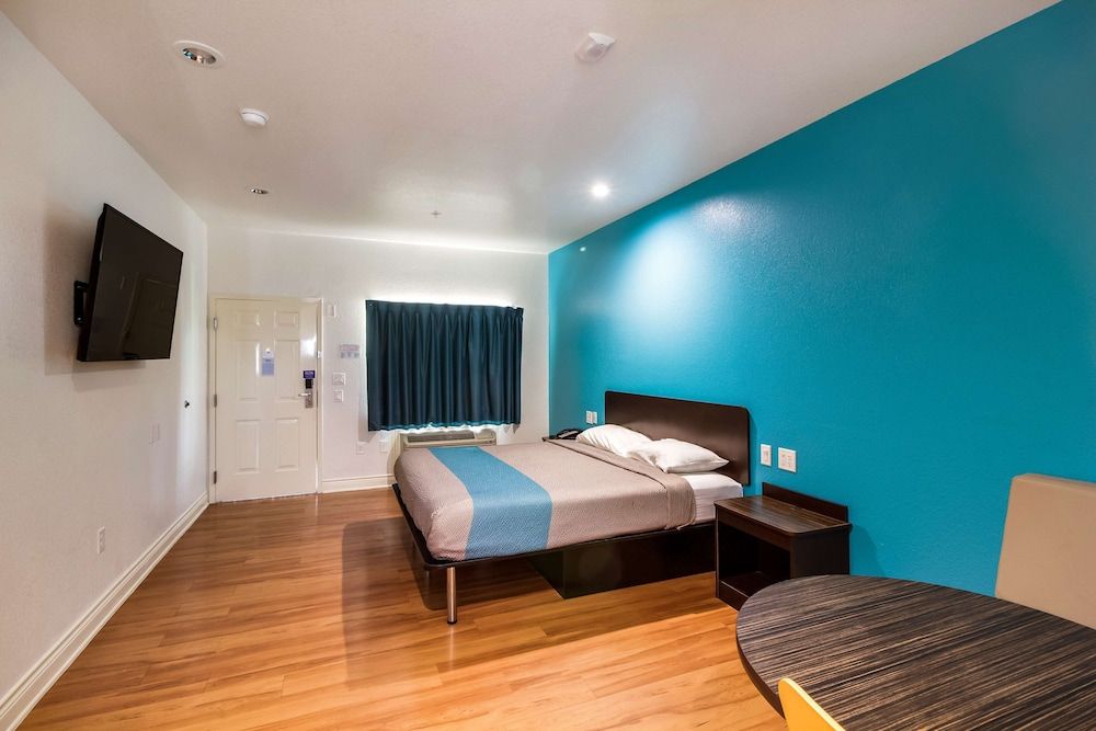Motel 6 Houston, TX - North Deluxe Suite, 1 King Bed, Accessible, Non Smoking 2