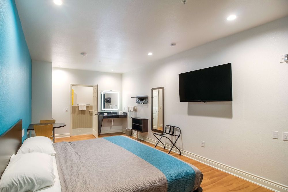 Motel 6 Houston, TX - North Deluxe Suite, 1 King Bed, Accessible, Non Smoking 6