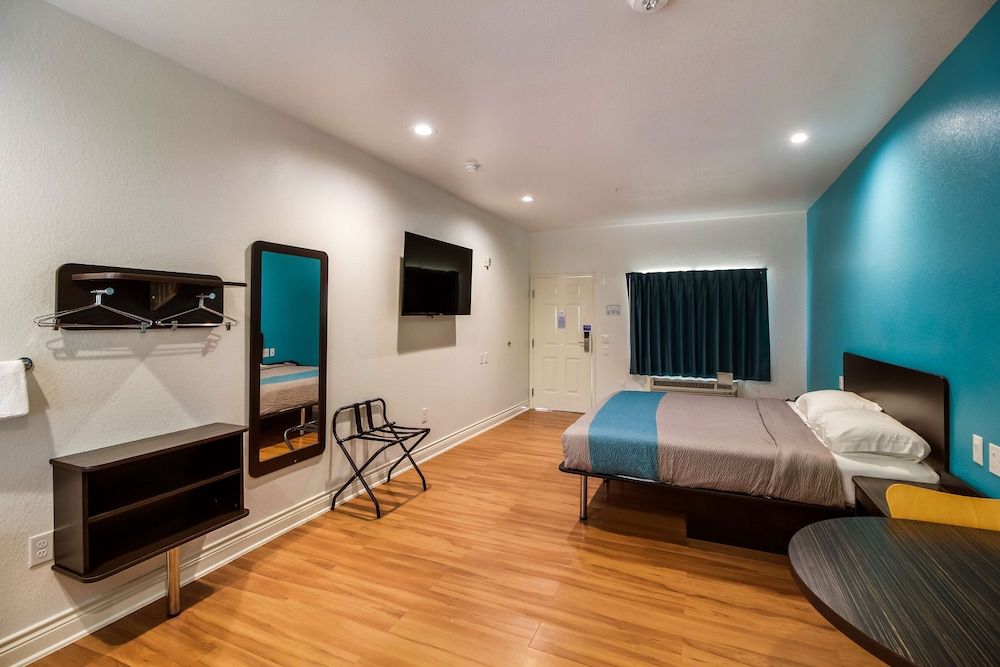 Motel 6 Houston, TX - North Deluxe Suite, 1 King Bed, Accessible, Non Smoking