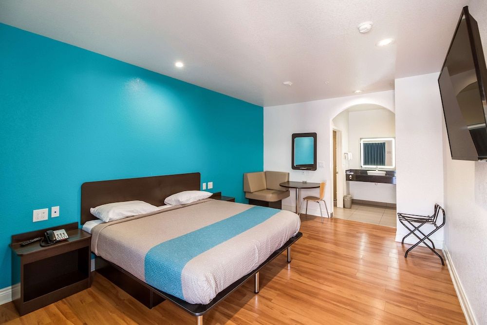 Motel 6 Houston, TX - North Deluxe Suite, 1 King Bed, Accessible, Non Smoking 3