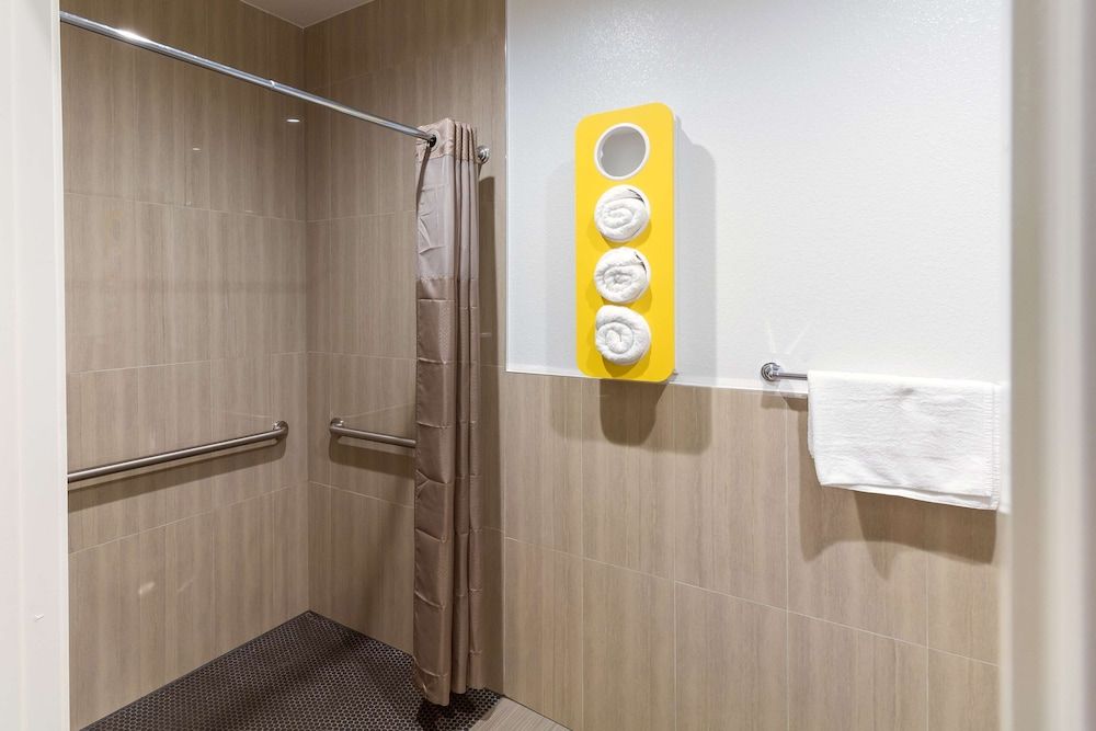 Motel 6 Houston, TX - North Deluxe Suite, 1 King Bed, Accessible, Non Smoking 4