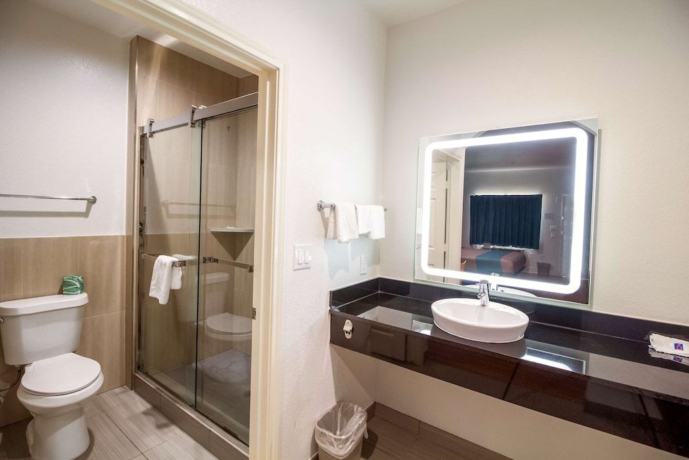 Motel 6 Houston, TX - North Deluxe Suite, 1 King Bed, Accessible, Non Smoking 5