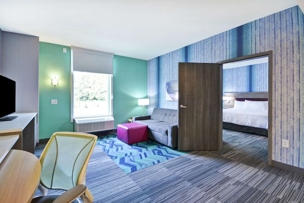 Suite, 1 King Bed, Accessible (Roll-In Shower)