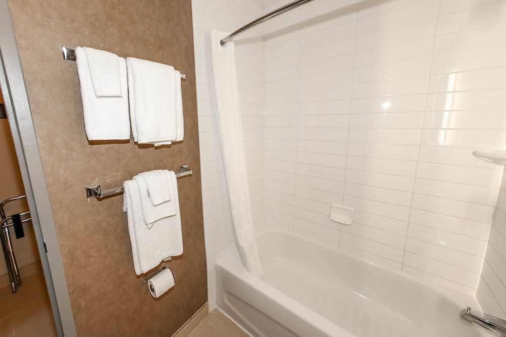 Howard Johnson by Wyndham Winnipeg West Room, 2 Queen Beds, Non Smoking (Second Floor) 6