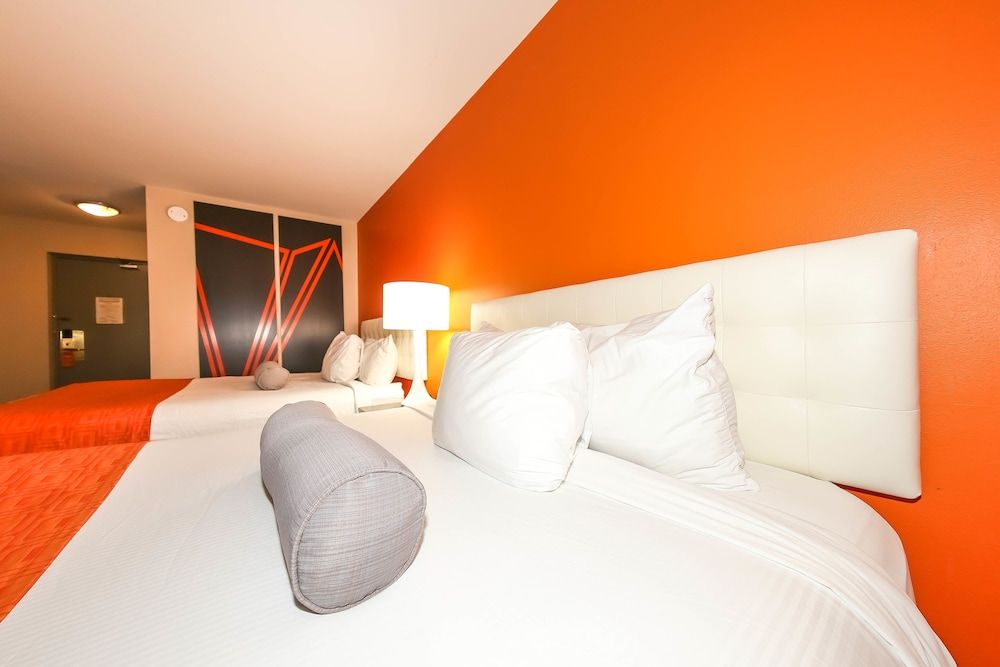 Howard Johnson by Wyndham Winnipeg West Room, 2 Queen Beds, Non Smoking (Second Floor) 3