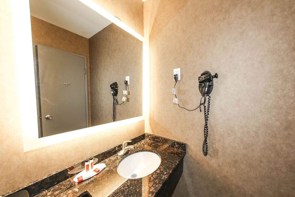 Howard Johnson by Wyndham Winnipeg West Room, 2 Queen Beds, Non Smoking (Second Floor) 5