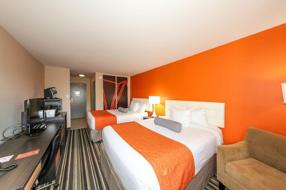 Howard Johnson by Wyndham Winnipeg West Room, 2 Queen Beds, Non Smoking (Second Floor)