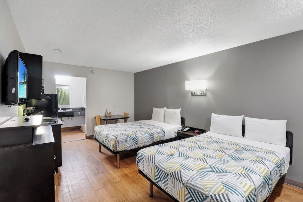 Studio 6 Bryan, TX - University Area Standard Room, 2 Double Beds, Non Smoking, Kitchenette 3