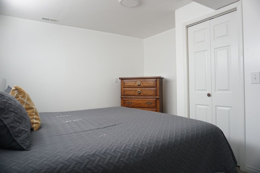 Large Room near UVU & BYU King Bed Room, Shared Bathroom - 5 3