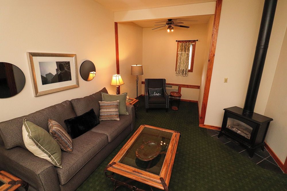 Cabins on the Commons 1 Queen, 1 Twin Sleeper with Full Bath