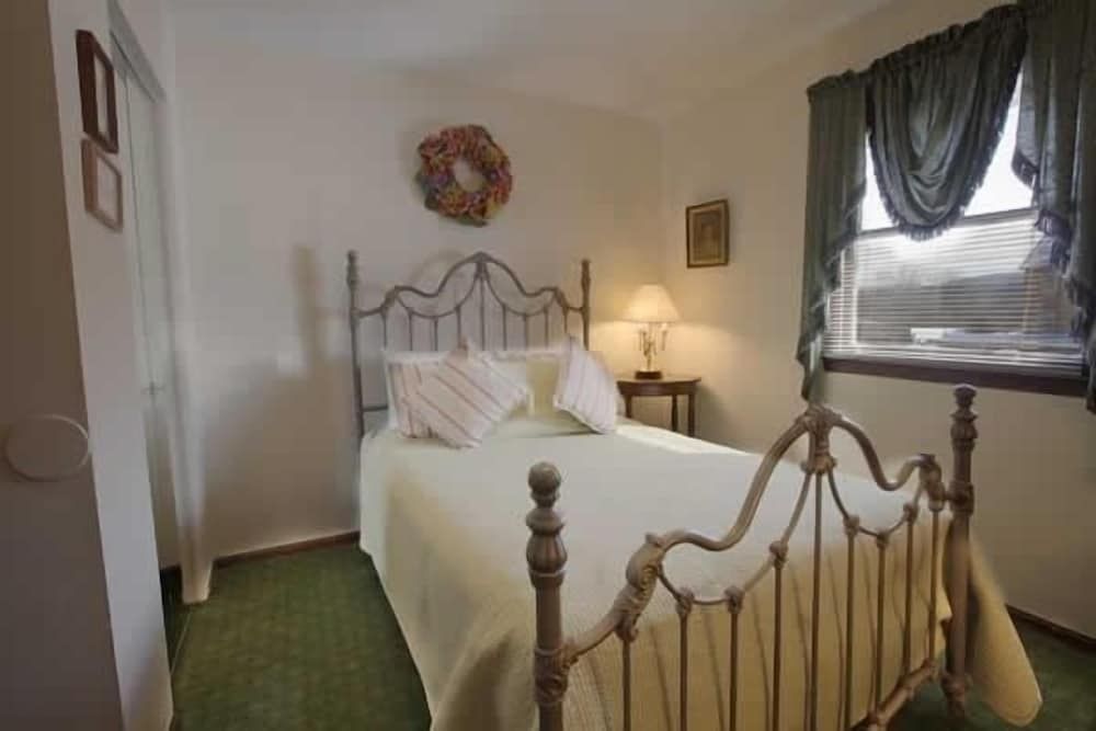 Highland Cottage 1 Queen/Bdrm, 1 Double/Bdrm, 1 Queen Sleeper with Full Bath