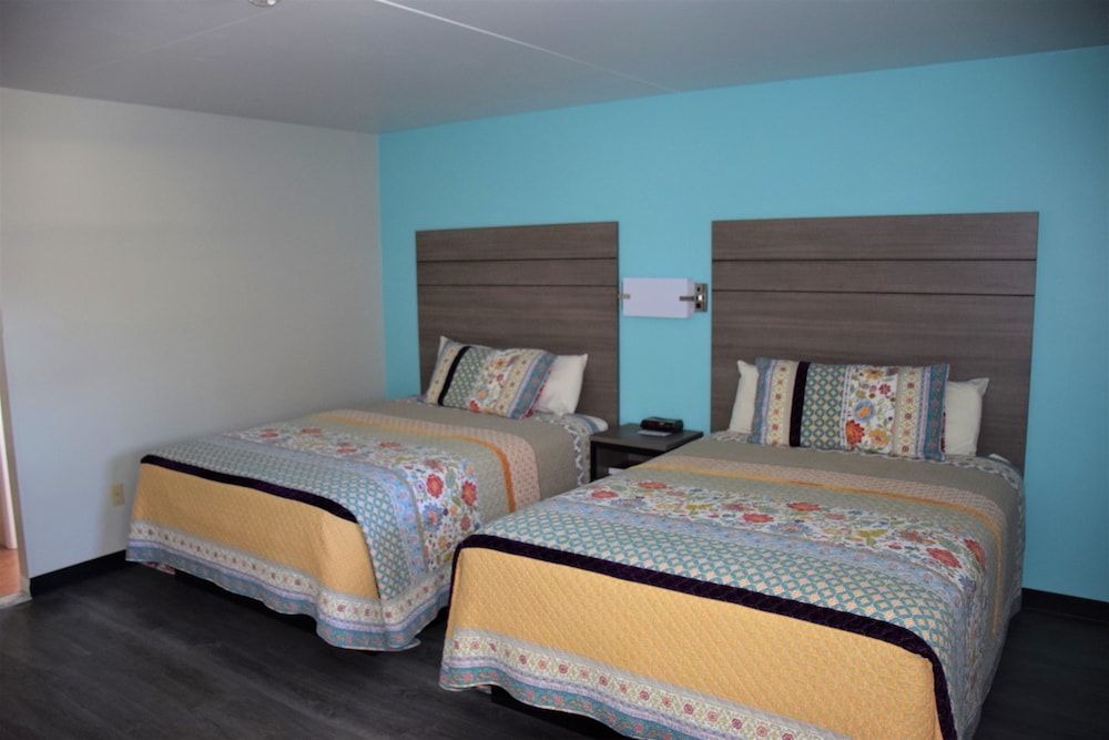 White Rose Motel - Hershey Standard Room, 2 Queen Beds 2