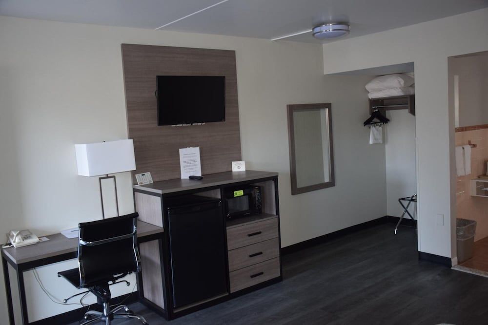 White Rose Motel - Hershey Standard Room, 2 Queen Beds 4