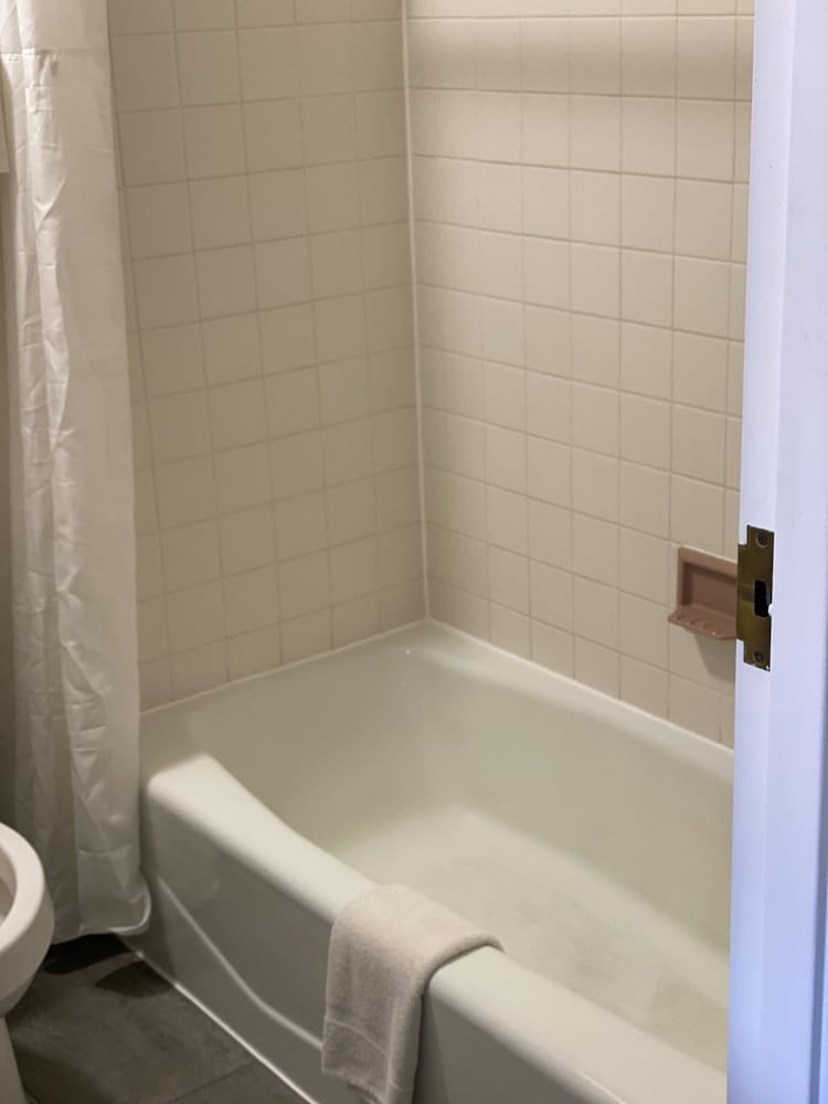 White Rose Motel - Hershey Standard Room, 2 Queen Beds 3