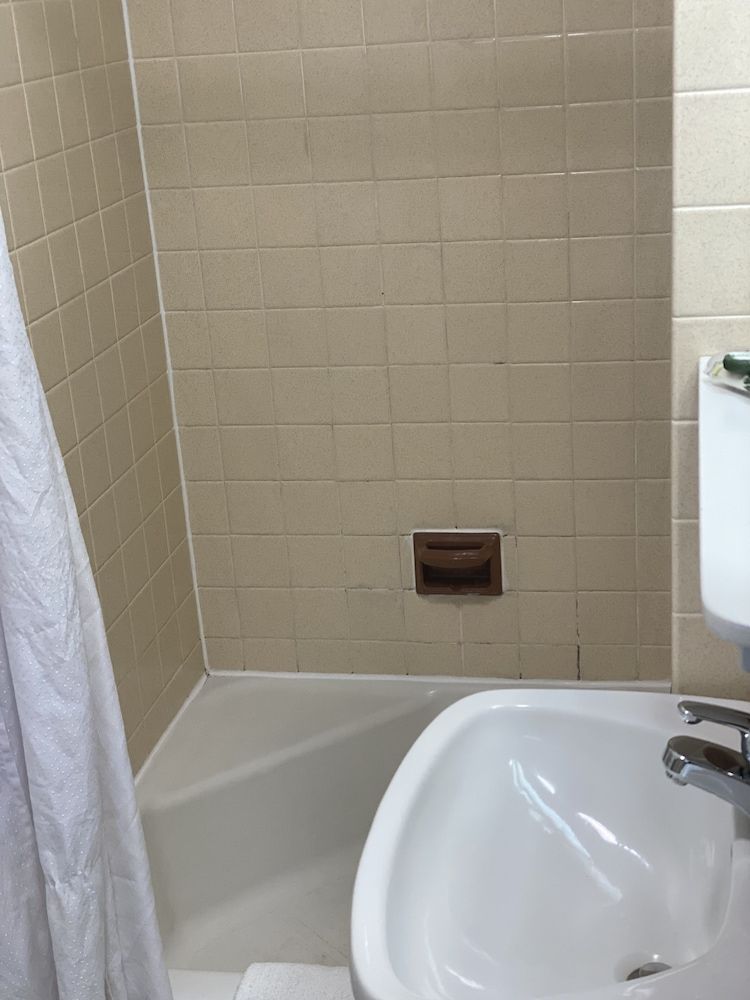 White Rose Motel - Hershey Standard Room, 1 King Bed 4