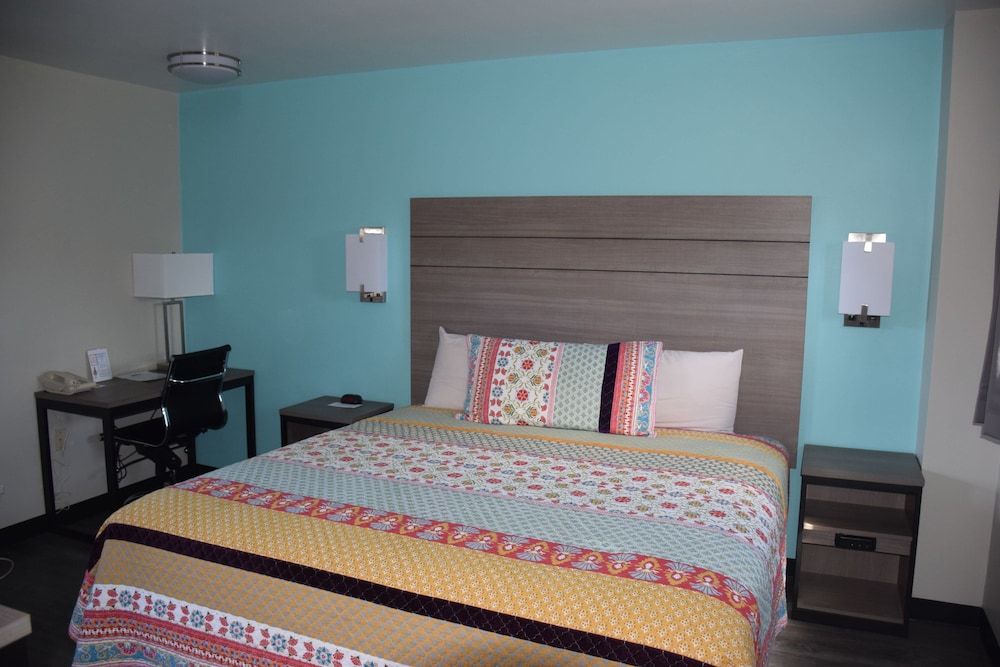White Rose Motel - Hershey Standard Room, 1 King Bed 2