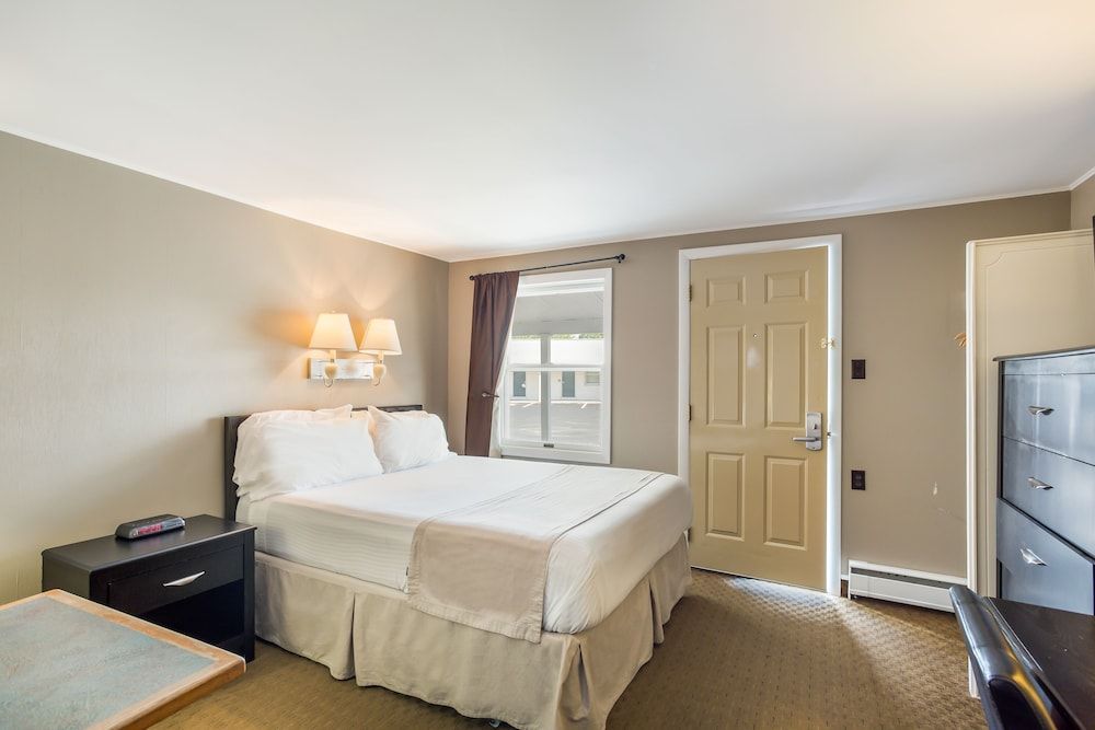 Quality Inn & Suites Gorham Riverside Room, 1 Queen Bed, Accessible, Non Smoking