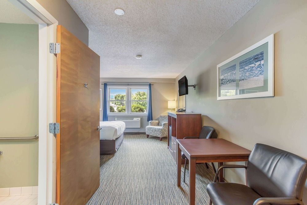 Quality Inn & Suites Gorham Riverside Room, 1 Queen Bed, Accessible, Non Smoking 5