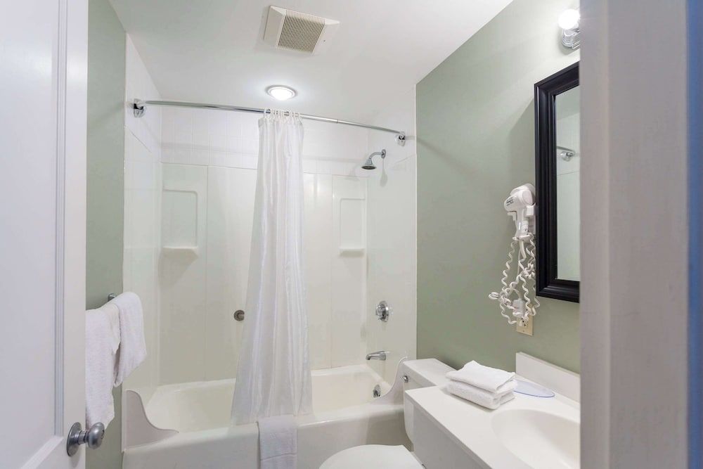 Quality Inn & Suites Gorham Riverside Standard Room, 2 Queen Beds, Non Smoking, Balcony (Top Floor) 5