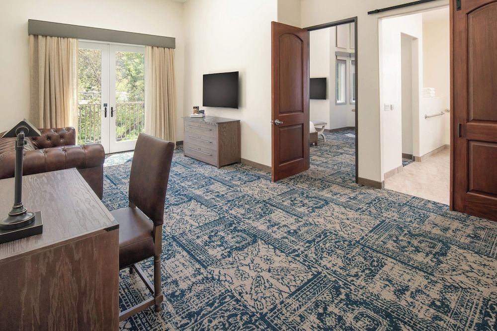 Suite, 1 King Bed with Sofa bed (Mobility/Hearing Access, Roll-In Shwr)