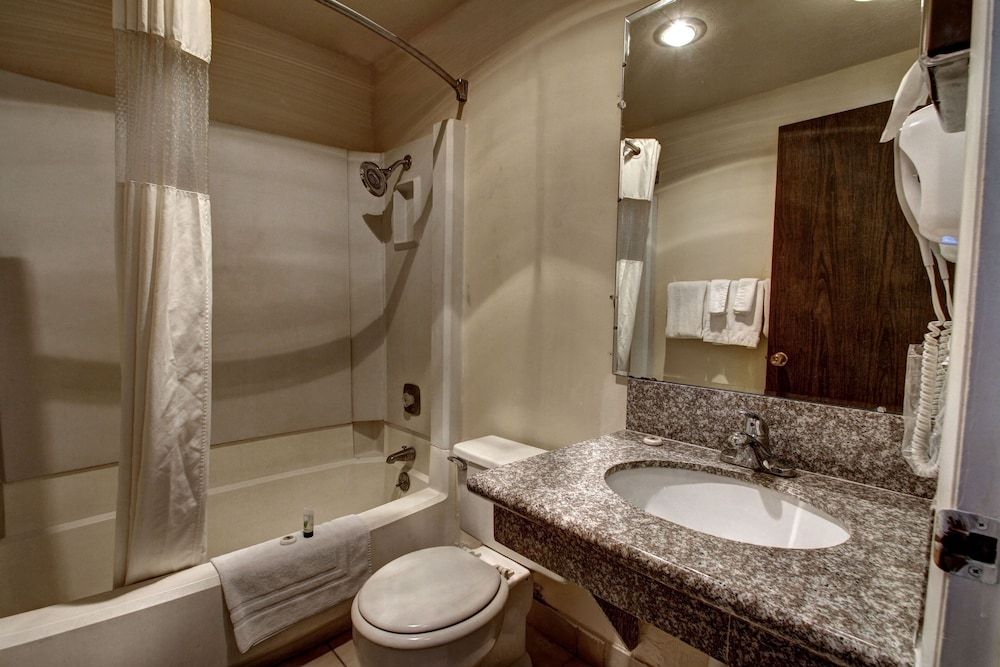 Country Inn Standard Room, 1 Queen Bed 4