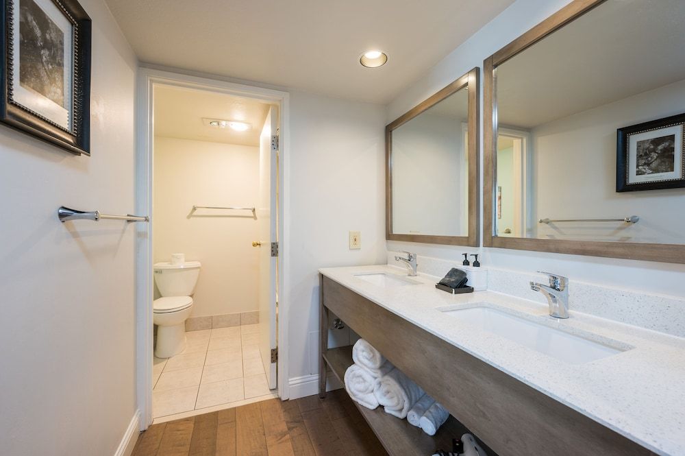 456 Embarcadero Inn & Suites Luxury King-Sofa (Corner Suite) Full Harbor View – Non Pet Friendly 6