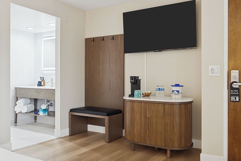 456 Embarcadero Inn & Suites Standard Room, 1 King Bed 6