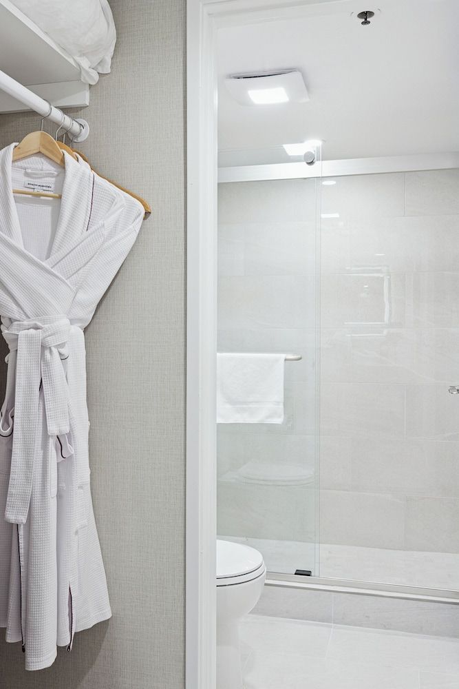 456 Embarcadero Inn & Suites Deluxe Room, 1 King Bed, Partial Ocean View 4