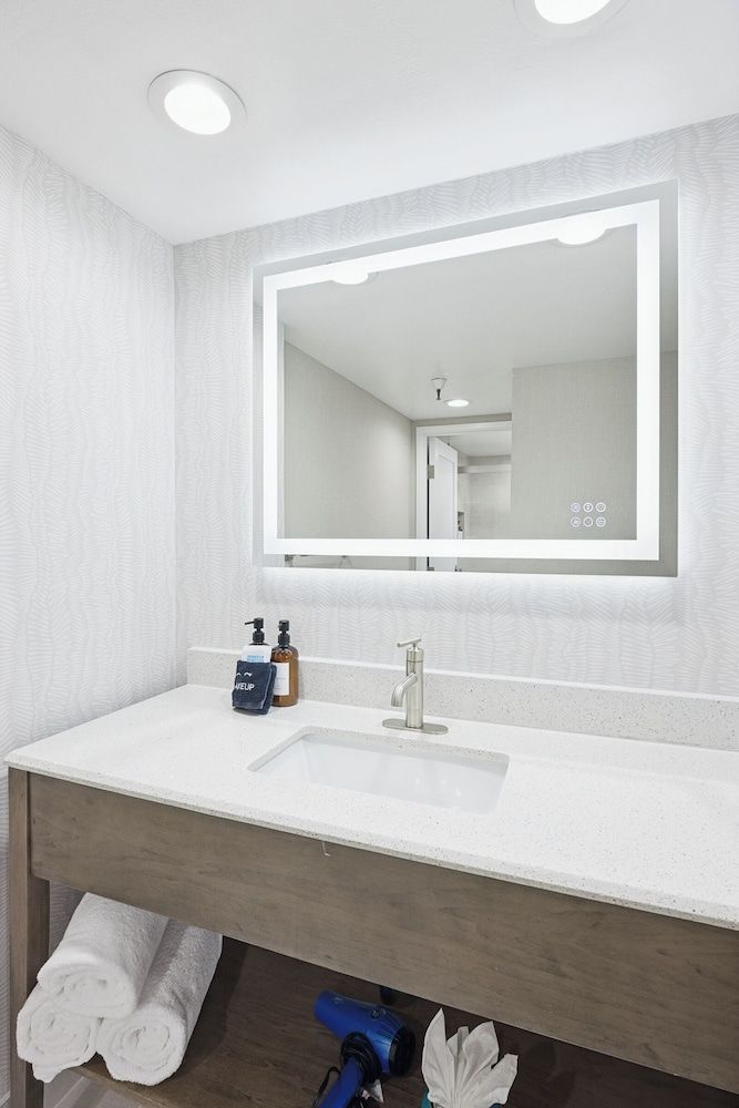 456 Embarcadero Inn & Suites Standard Room, 1 King Bed 3