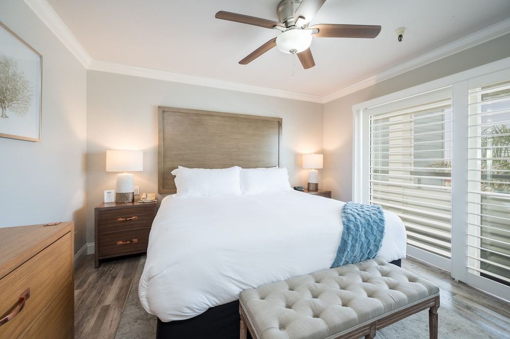 Luxury King-Queen-Sofa (Family Suite) Full Harbor View – Non Pet Friendly