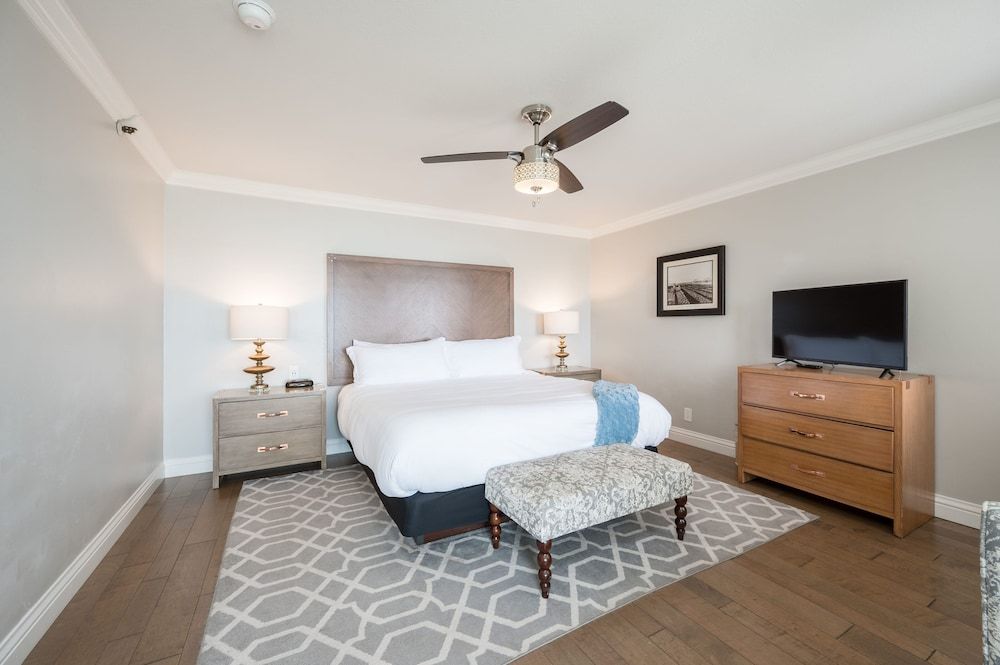 456 Embarcadero Inn & Suites Luxury King-Sofa (Corner Suite) Full Harbor View – Non Pet Friendly 2