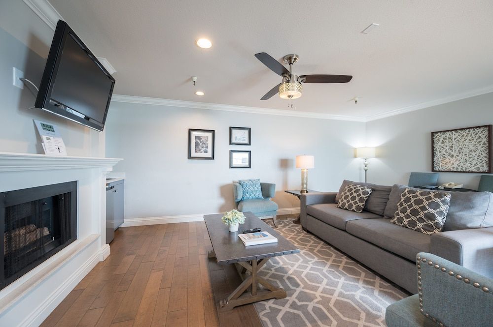 456 Embarcadero Inn & Suites Luxury King-Sofa (Corner Suite) Full Harbor View – Non Pet Friendly 7